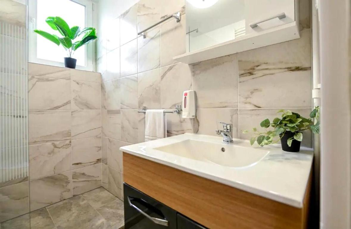 Fluidity - Refined 2br Retreat In Center Apartament